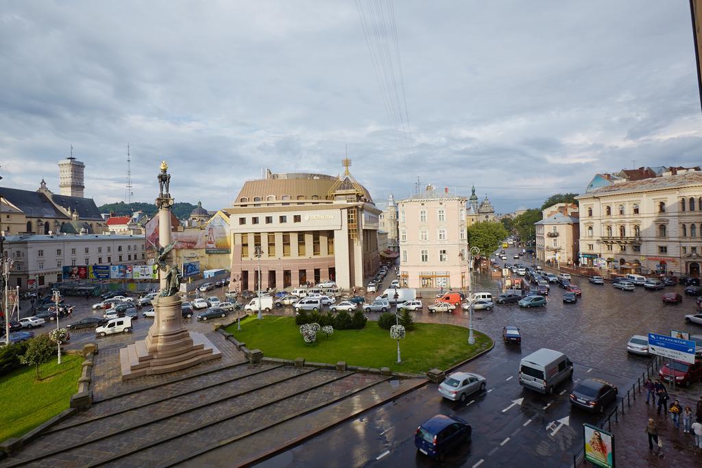 Apartment Mitskevycha Square 5 Lviv Exterior photo